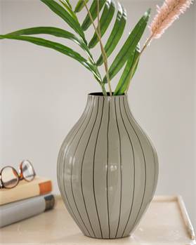 Vase Grau mit feinen Streifen